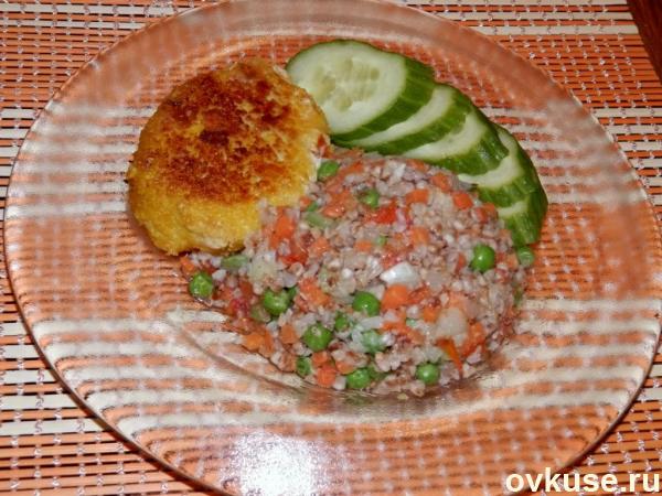 Куриная котлета с гречкой с овощами