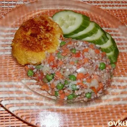 Куриная котлета с гречкой с овощами