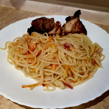 Спагетти с луком и морковкой на гарнир