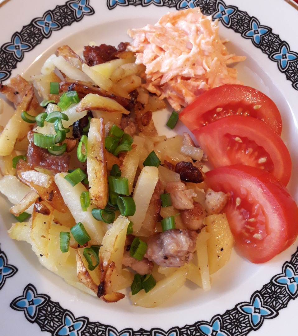 Жареный картофель с мясом и чесноком