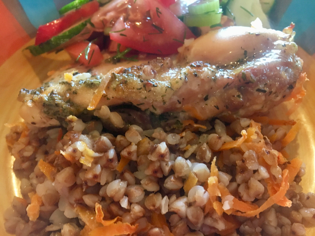 Маринованные в кефире кусочки курицы, с гречкой и морковью, в духовке