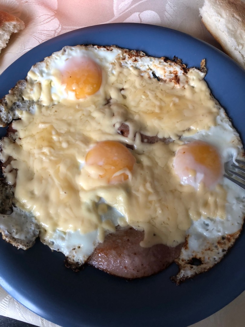 Яичница с сыром и грудинкой