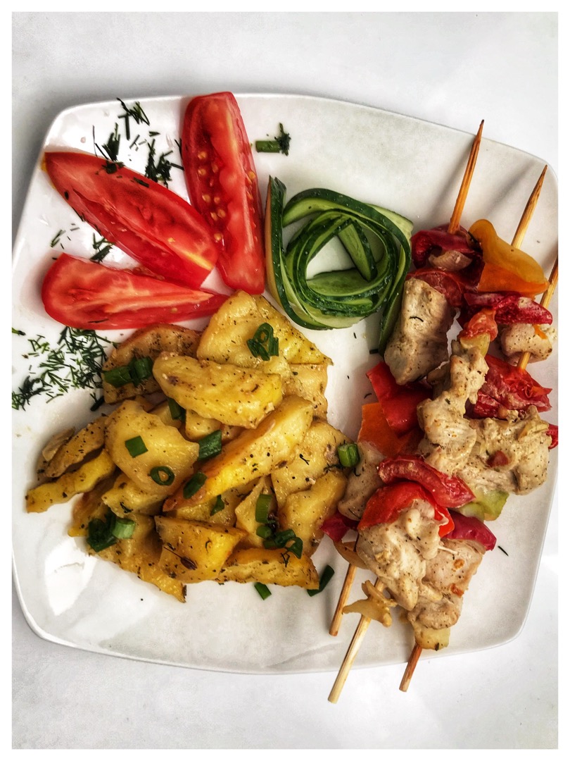 Запечённый картофель и курица на шпажках