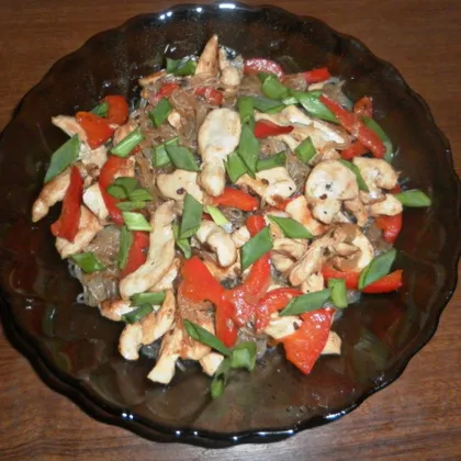 Обжаренная фунчоза с курицей и овощами
