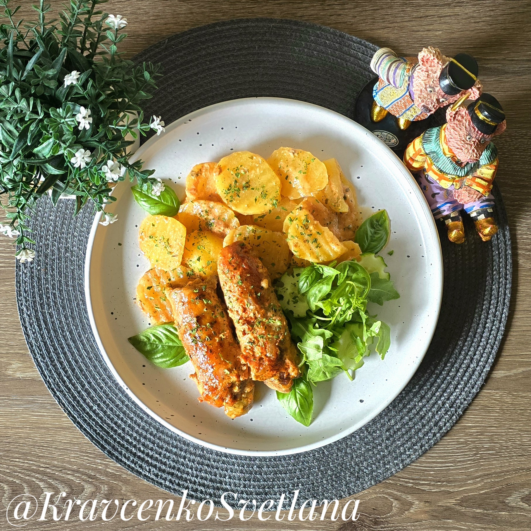 Мясные рулетики с грибами и картофель запеченные в духовке