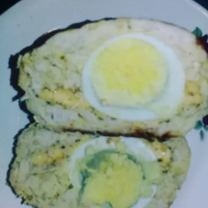 Мясной рулет с яйцами