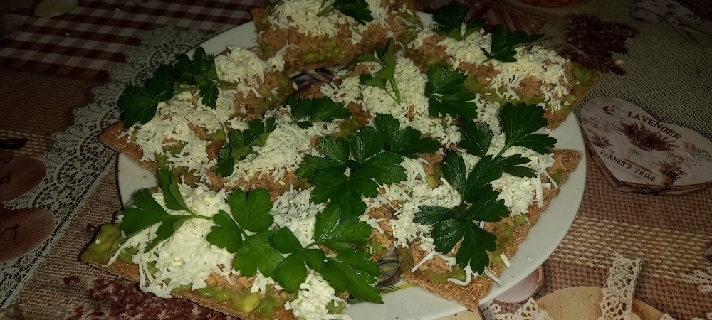 Хлебцы с авокадо и тунцом