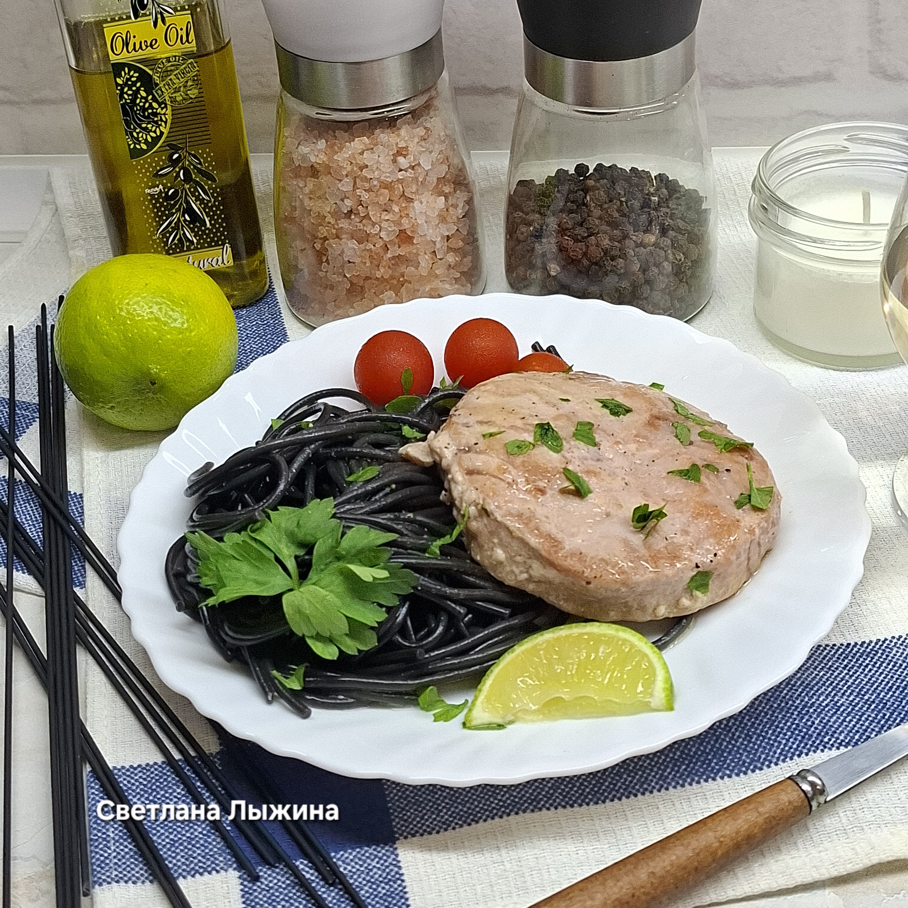 Медальоны тунца с соусом из белого вина и лайма