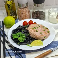 Медальоны тунца с соусом из белого вина и лайма