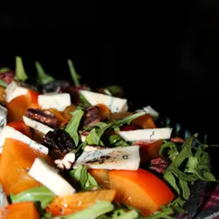 Салат с хурмой, сыром дорблю и пеканом 