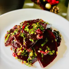 Маринованная свекла с зеленью 