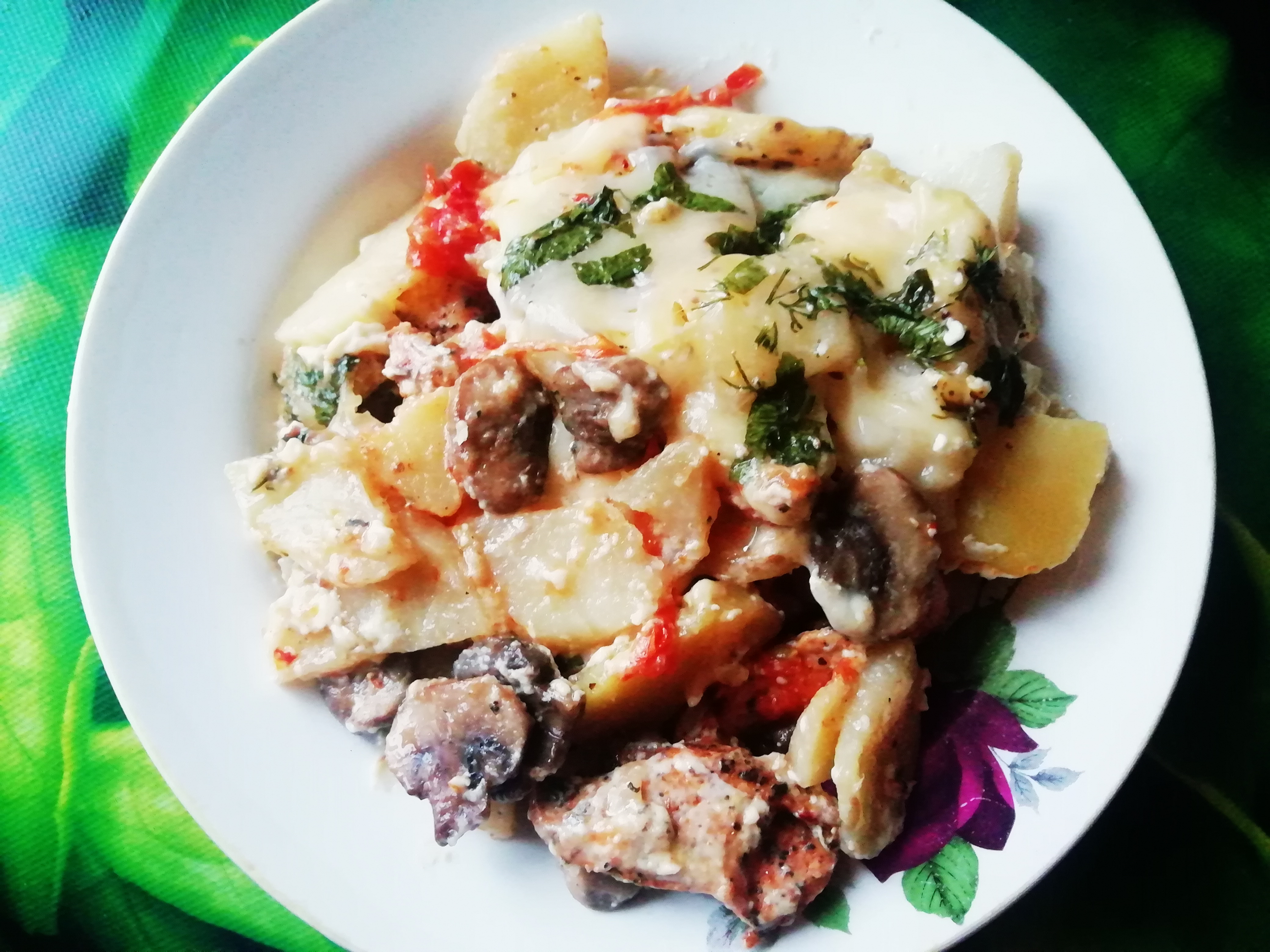Запеченный картофель с курицей, грибами и помидорами