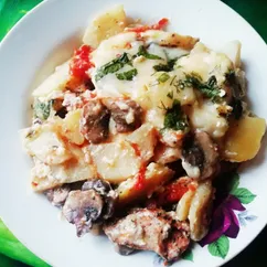 Запеченный картофель с курицей, грибами и помидорами