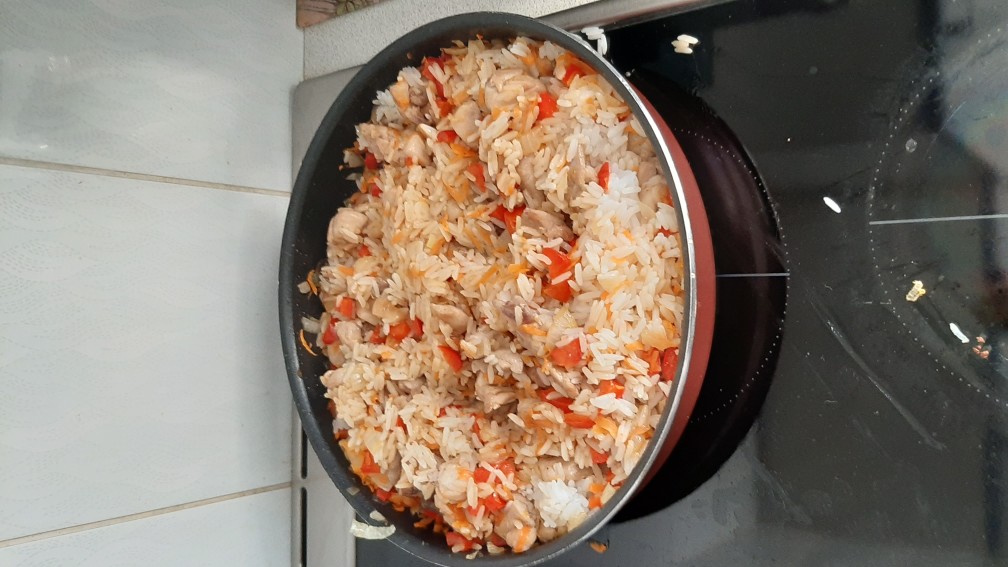 Жареный рис с овощами и курицей.)