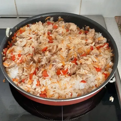 Жареный рис с овощами и курицей.)