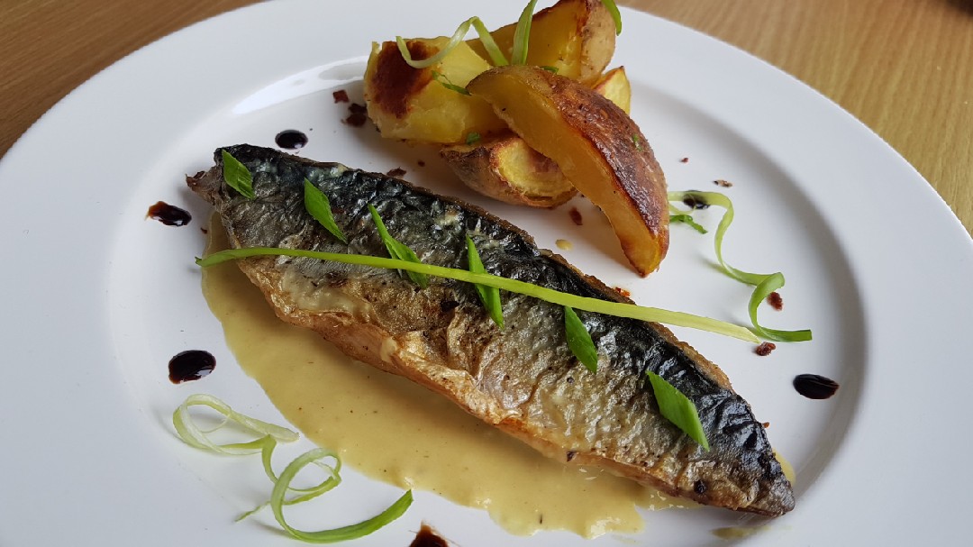 Жареная скумбрия с картофелем запеченным