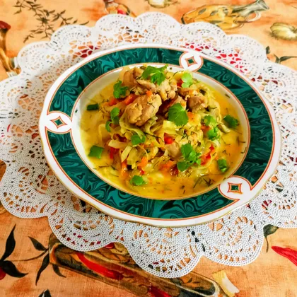 Тушеная капуста с курицей и грибами