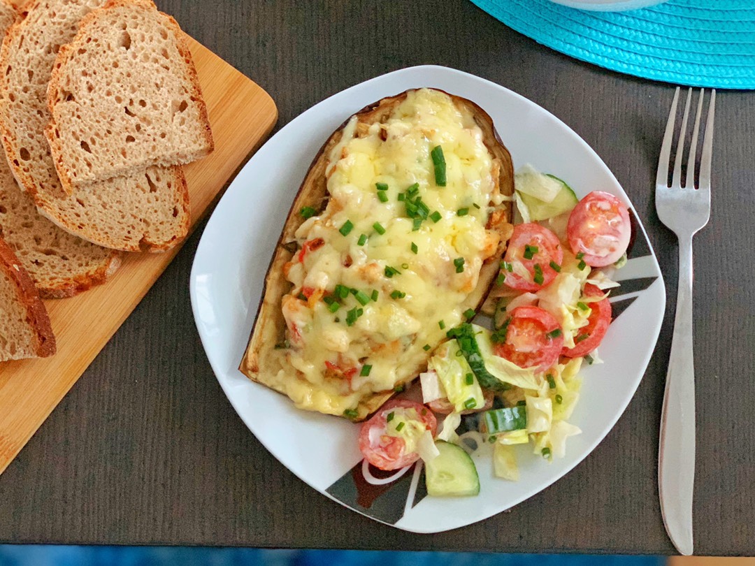 Фаршированные баклажаны куриной грудкой и овощами под сырной корочкой