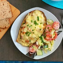 Фаршированные баклажаны куриной грудкой и овощами под сырной корочкой