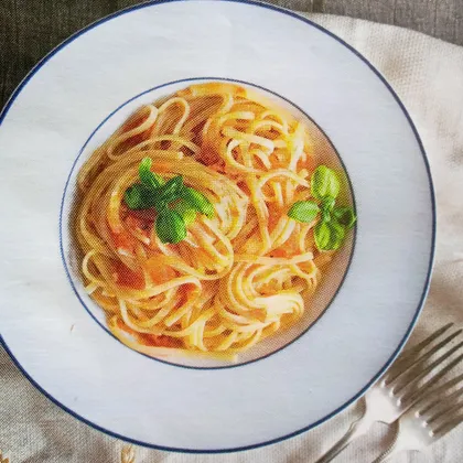 Спагетти с томатами и чесноком