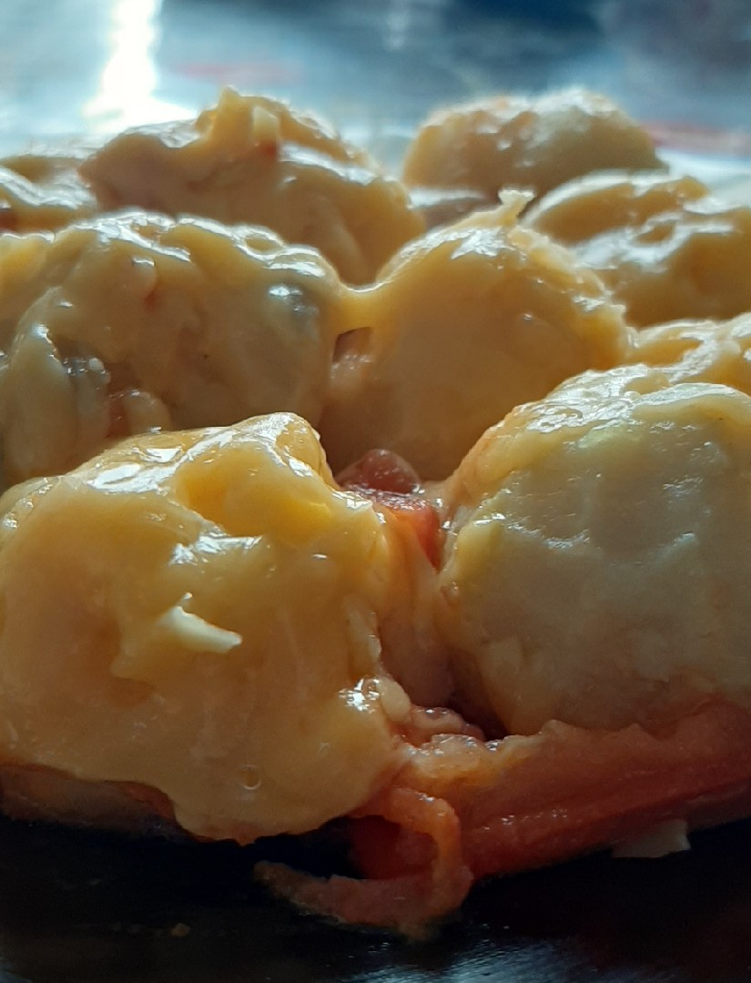 Картофель отварной с сыром и помидорами
