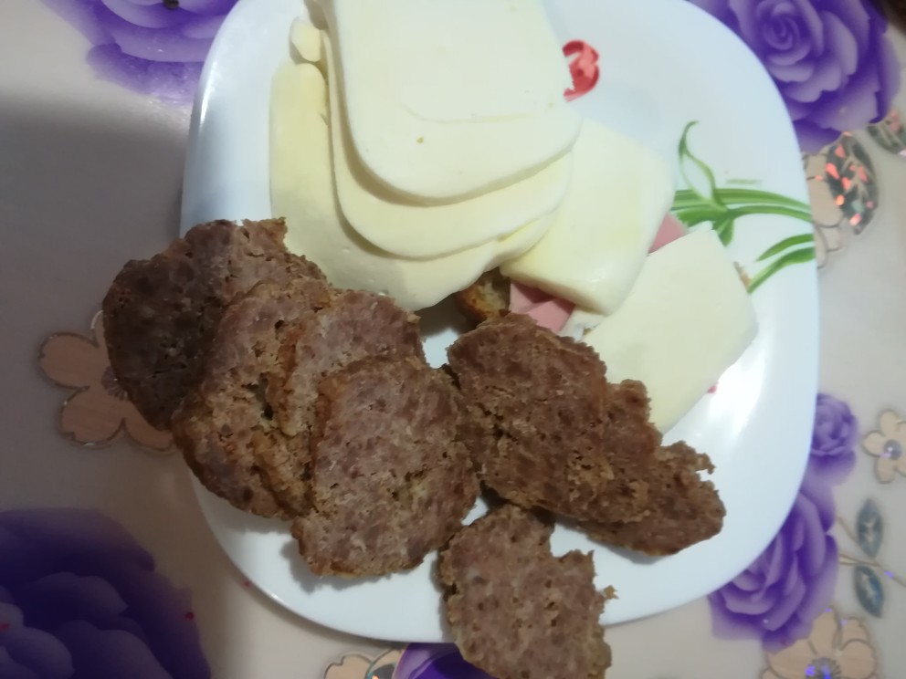 Мясной рулет с сулугуни