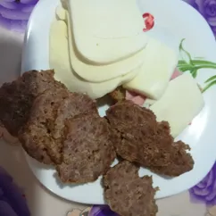 Мясной рулет с сулугуни