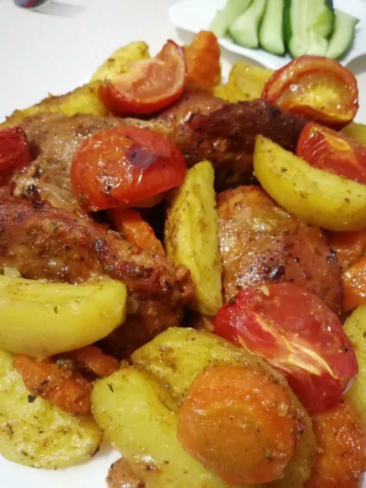 Бедро индейки (мякоть), запечённое с овощами