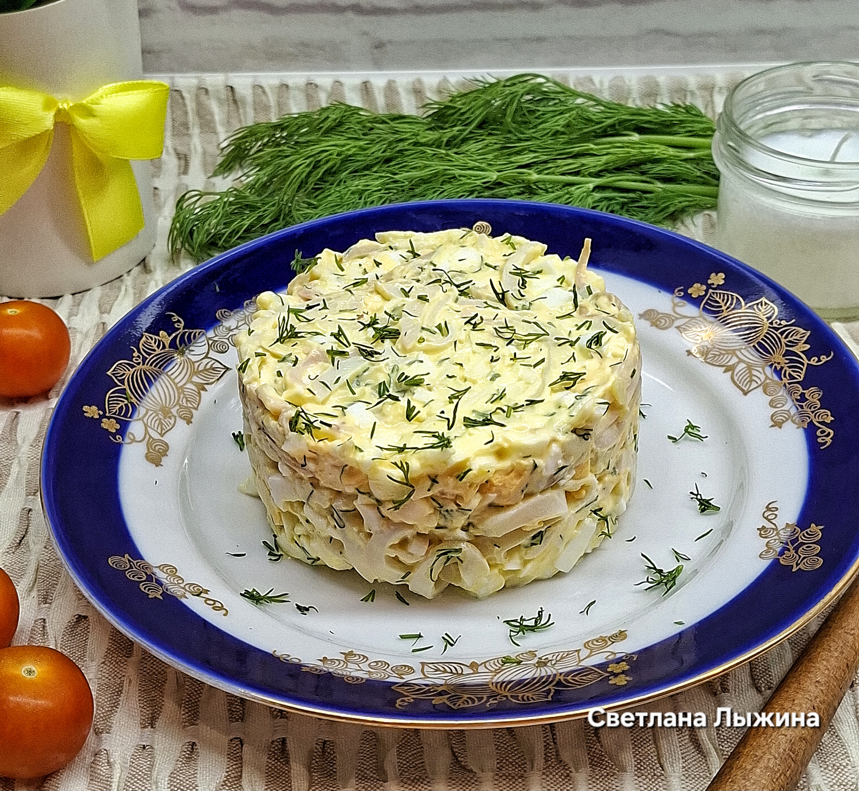 Салат из кальмаров, яиц и сыра