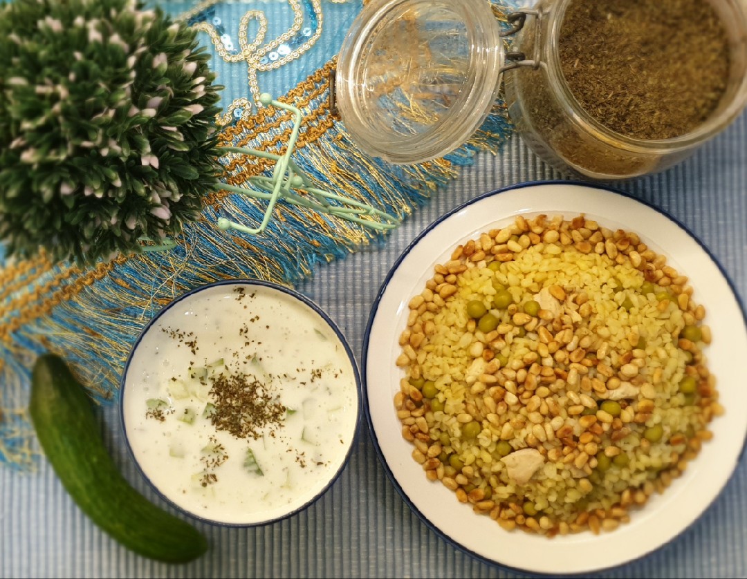 Булгур с куриным филе и зелёным горошком