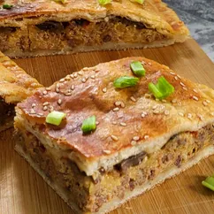 Закрытый пирог из слоеного теста с фаршем
