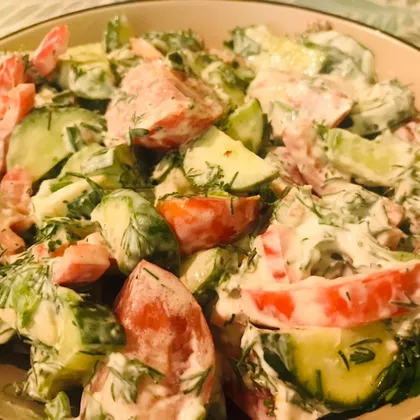 Легкий салат из овощей и зелени с грядки с заправкой из греческого йогурта 🤗