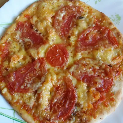 Пицца с помидорами и красной рыбой