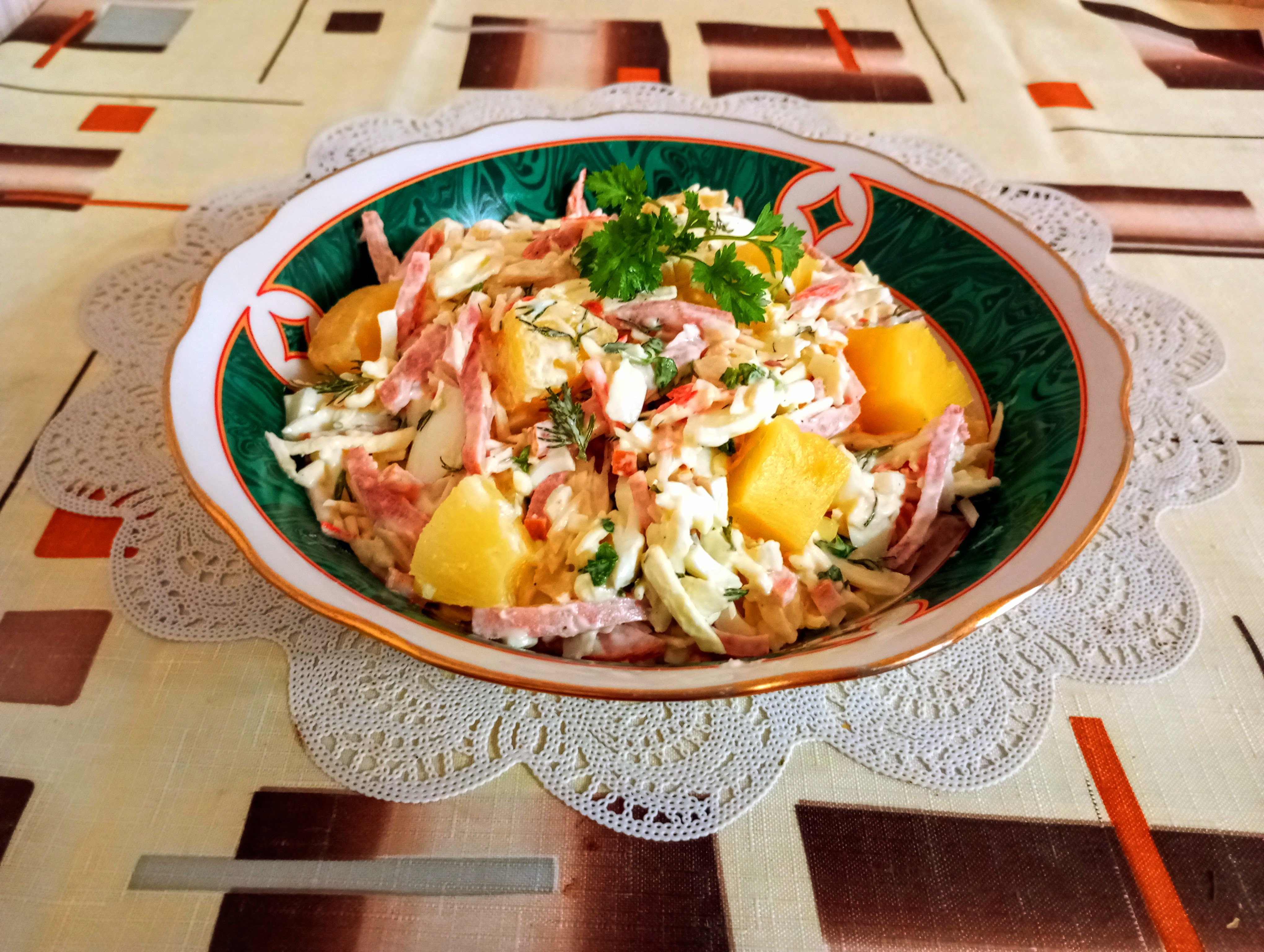 рецепт салата с яичными блинами и колбасой | Дзен