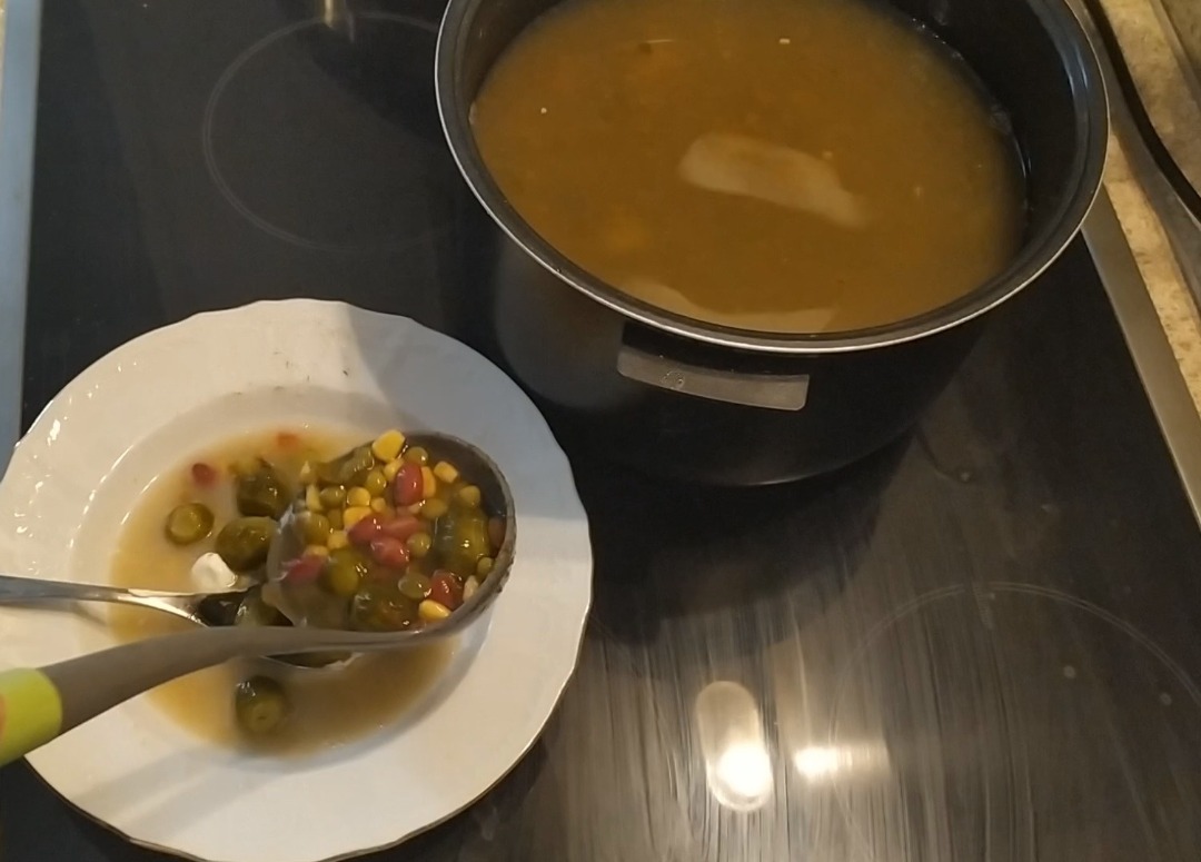 Овощной суп с бобовыми и брюссельской капустой в мультиварке