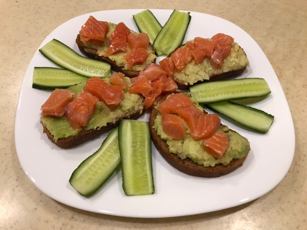 Бутерброды с авокадо 🥑 и красной рыбой