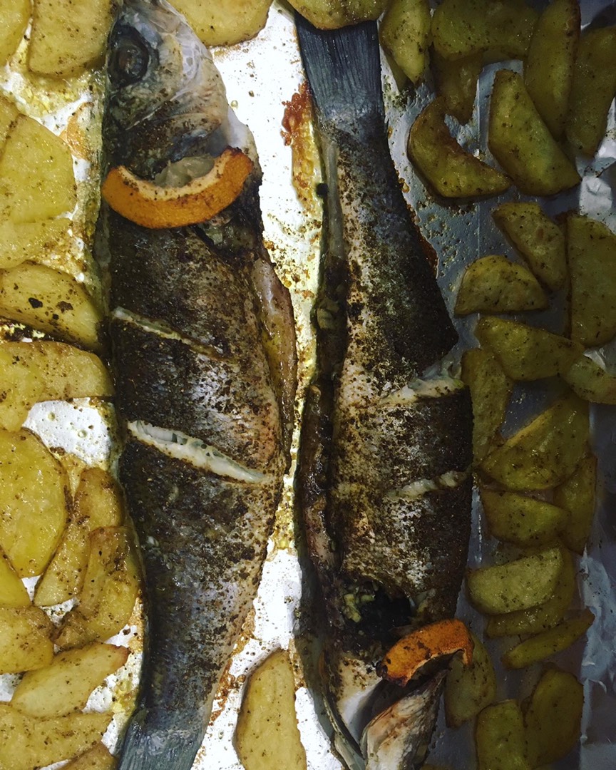 Запечённый сибас с ароматными травами и картофелем