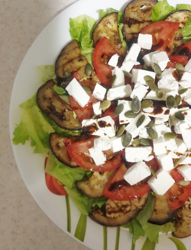 Салат с баклажаном-гриль и сыром