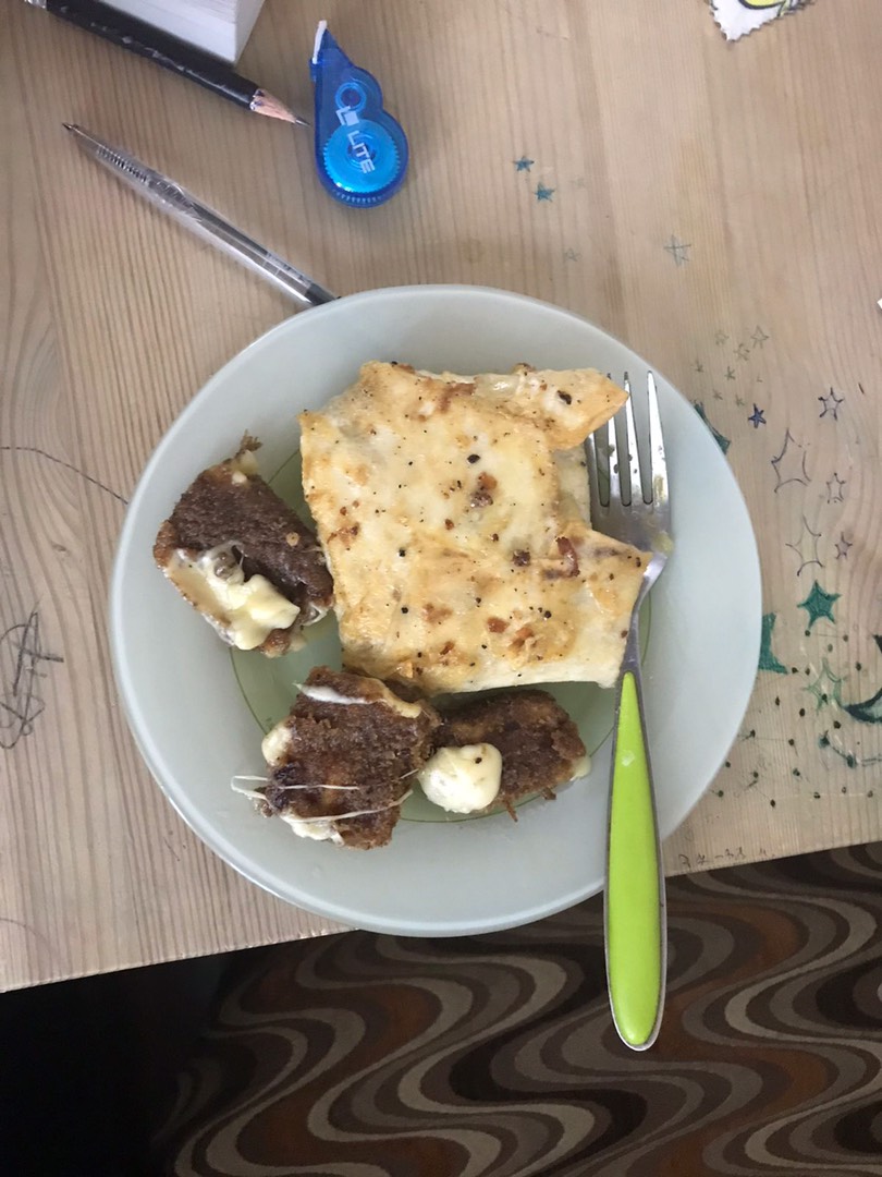 Наверное, жареный сыр и ролл с курицей. Или, точнее, полная импровизация