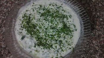 Салат из огурцов с йогуртом или сметаной и чесноком