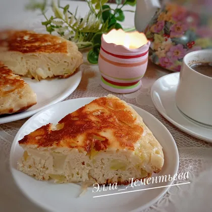 Пирог с яблоками на кефире на сковороде 