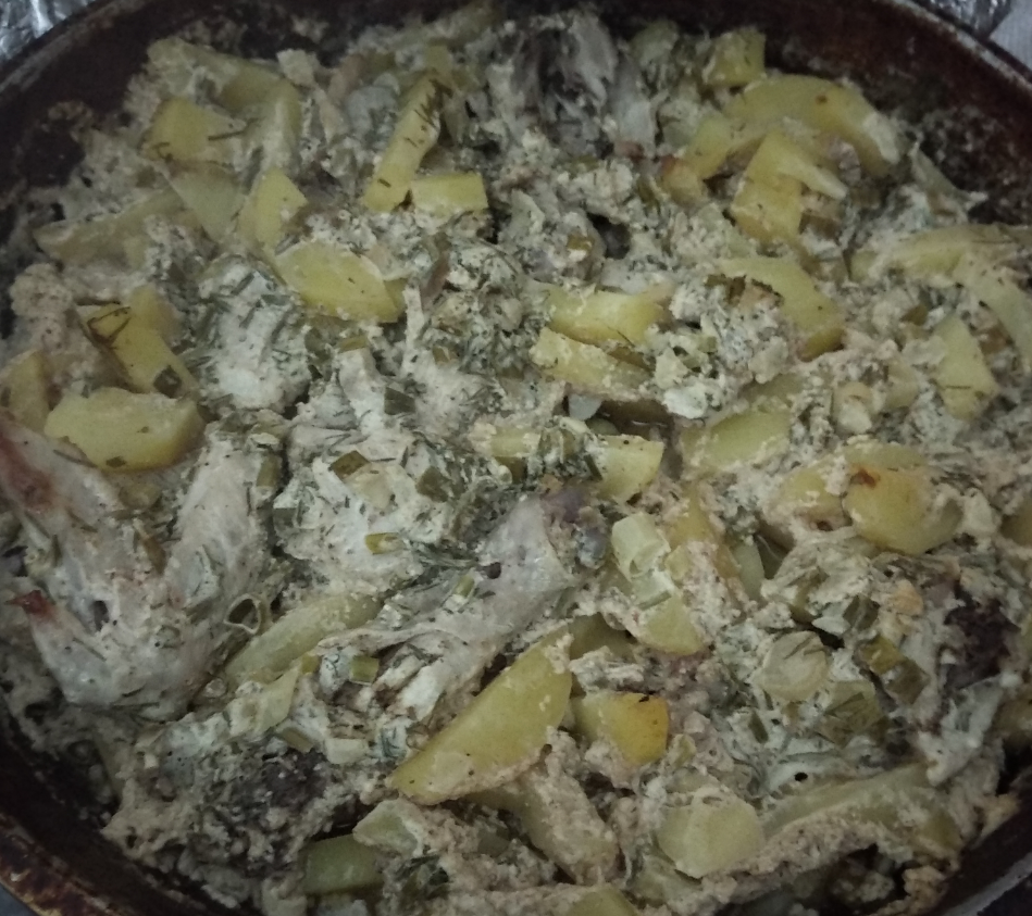 Курица с картошкой в сметанно-чесночном соусе