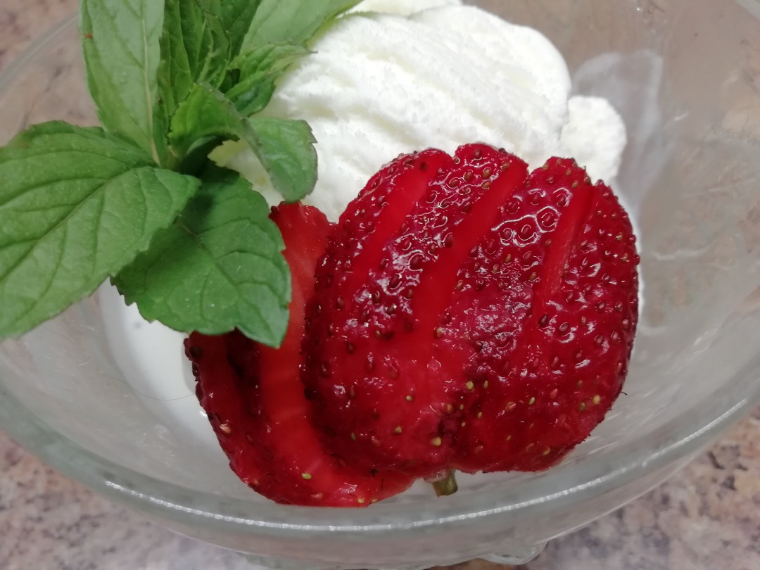 Пломбир с клубникой