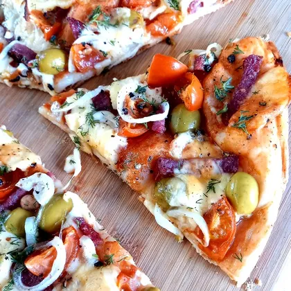 Пицца с сыровяленой колбаской и оливками 🍕