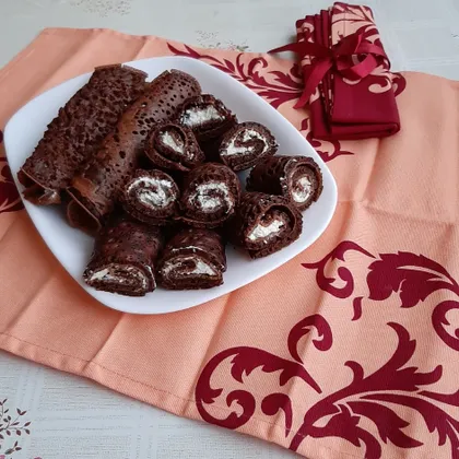 Сладкие шоколадные роллы из блинов с творожной начинкой