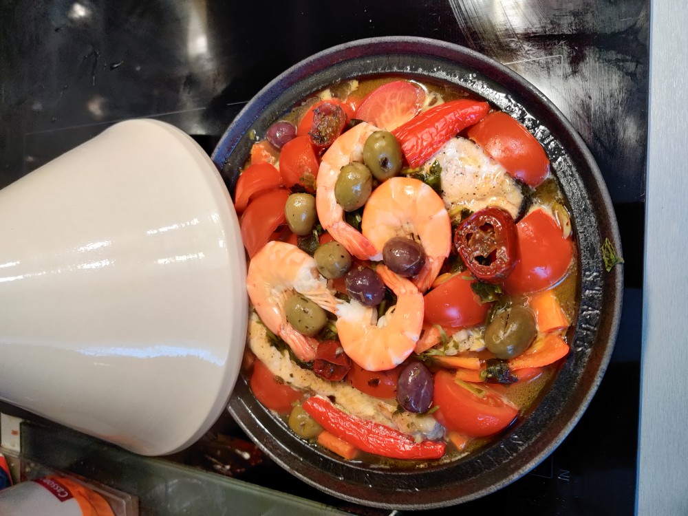 Ласось с овощами и креветками в тажине