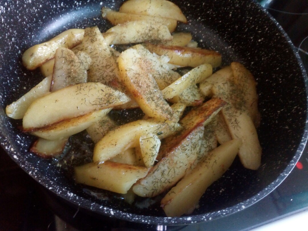 Картошка жареная с чесноком