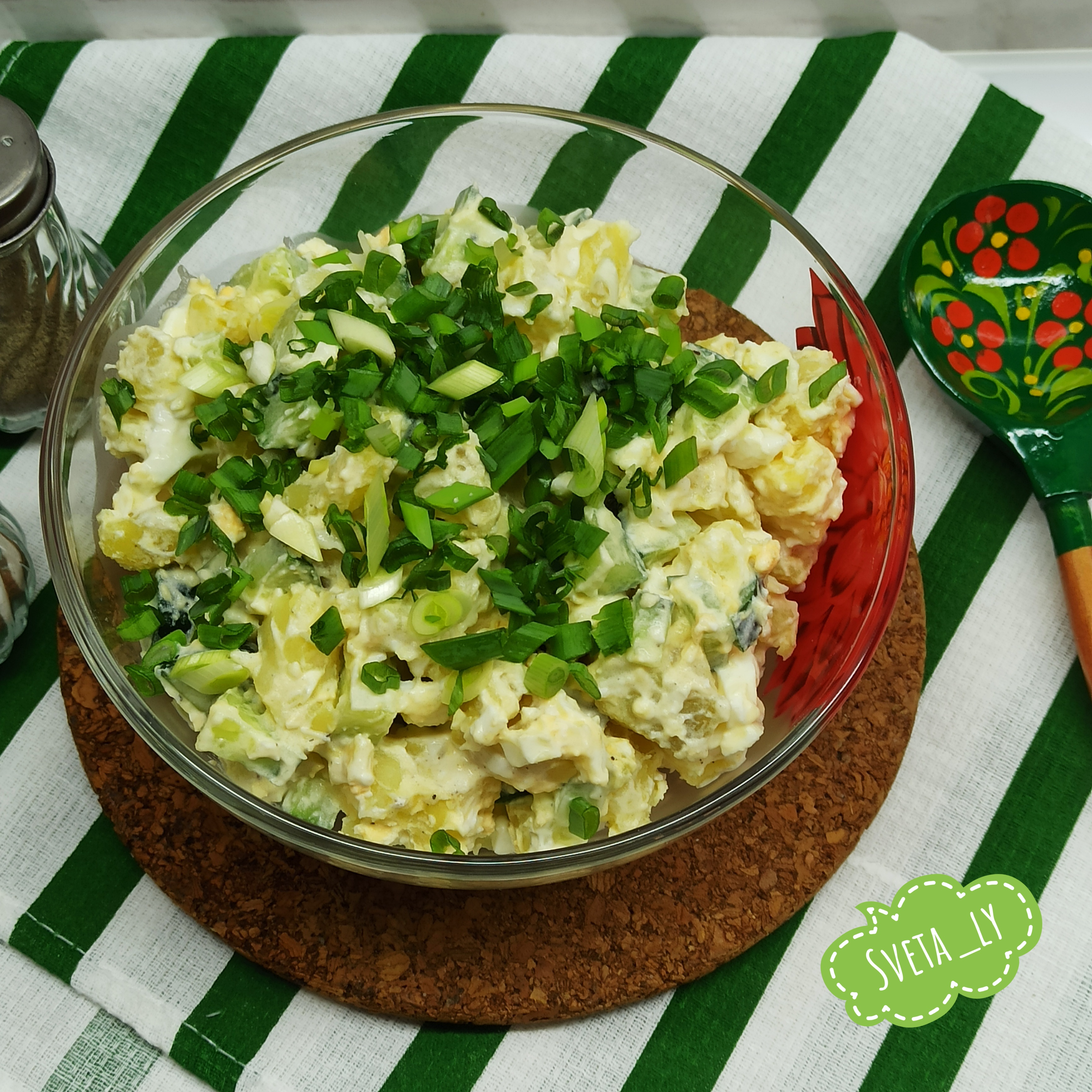Салат с зеленым луком, сыром и огурцами
