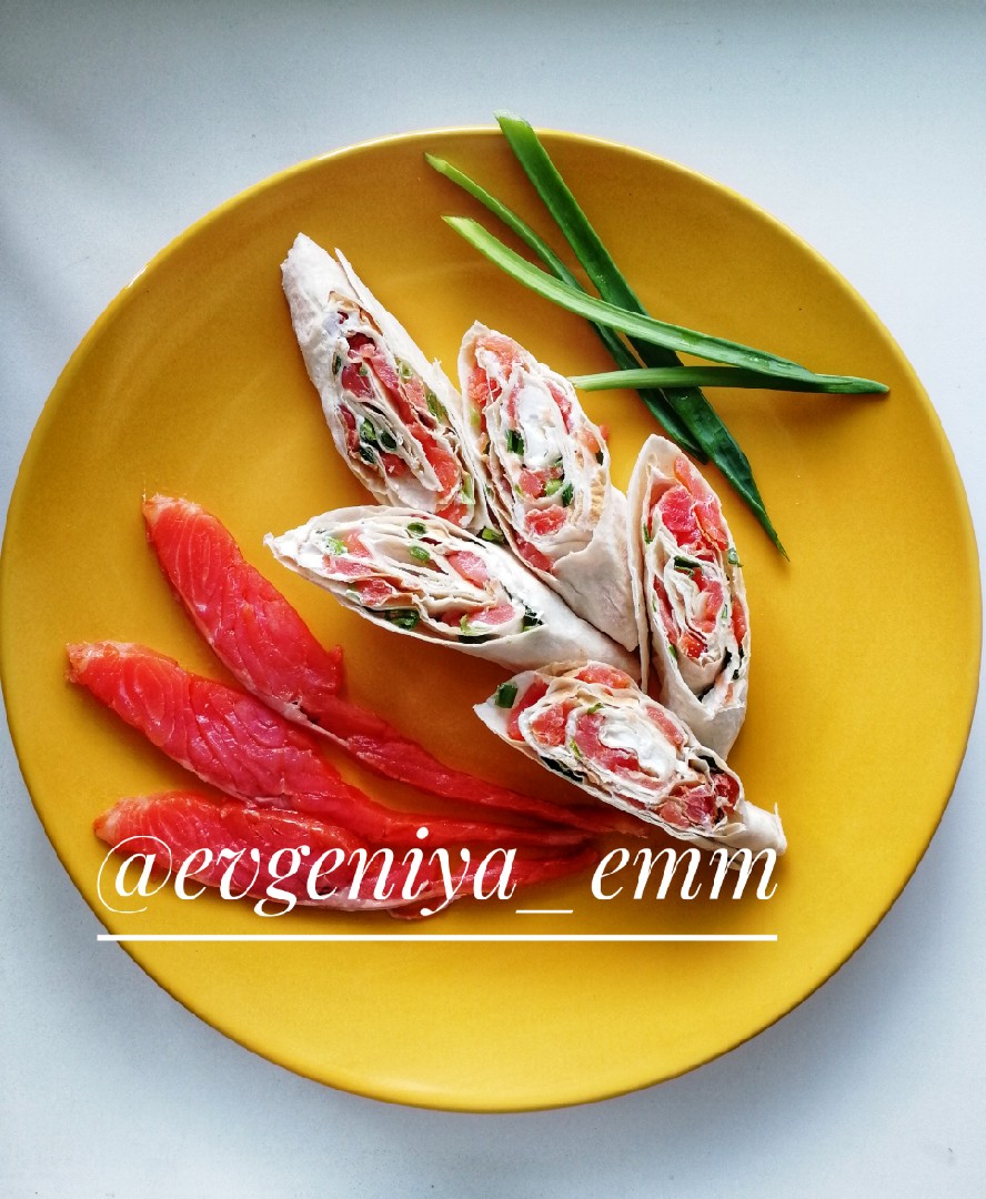 Рулеты из лаваша с форелью