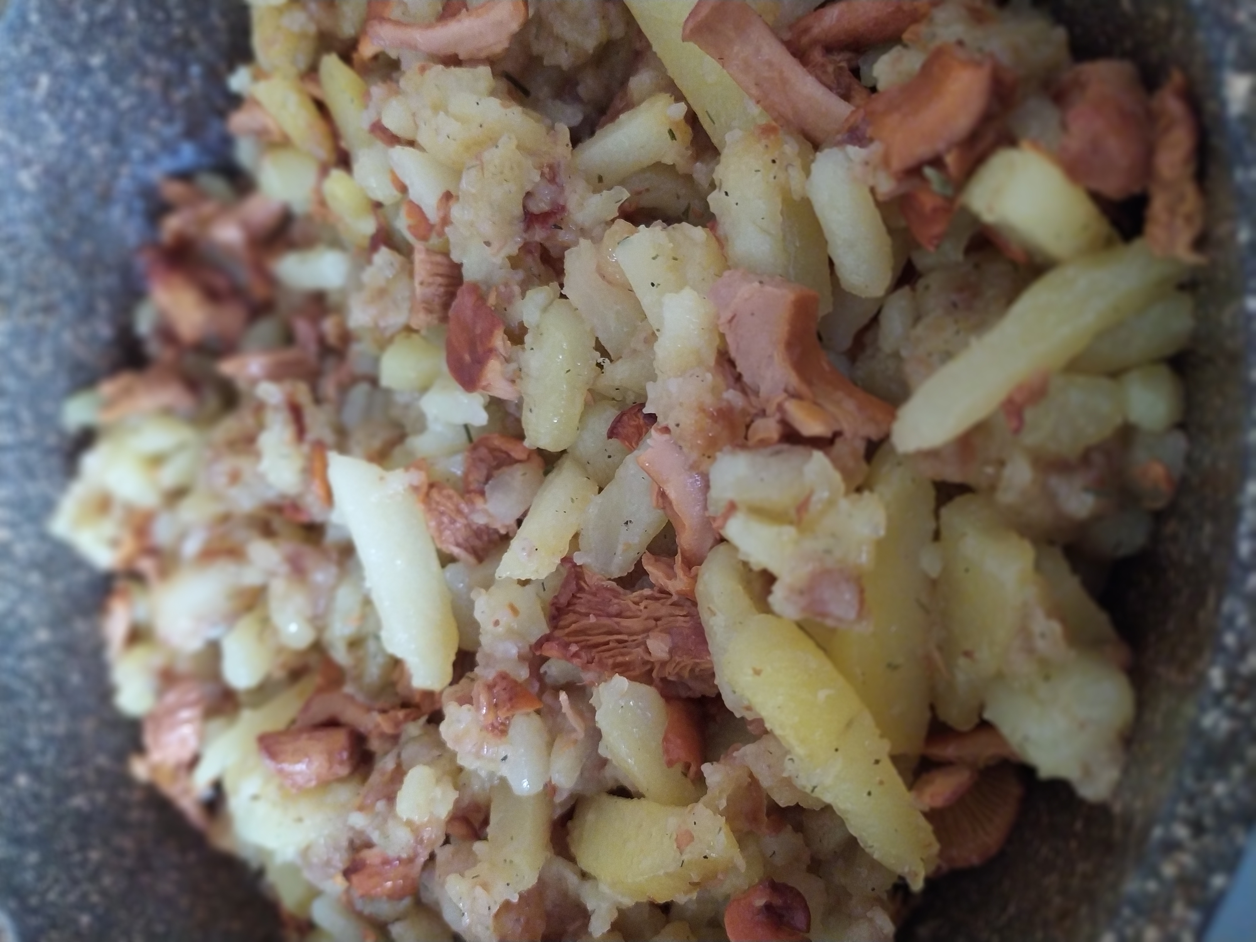 Жареный картофель с лисичками 